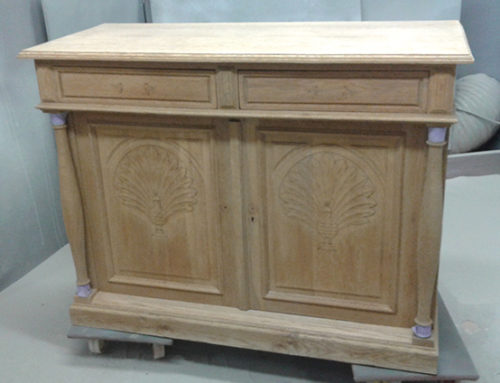 Eiken kast met pauwmotief te Bierbeek